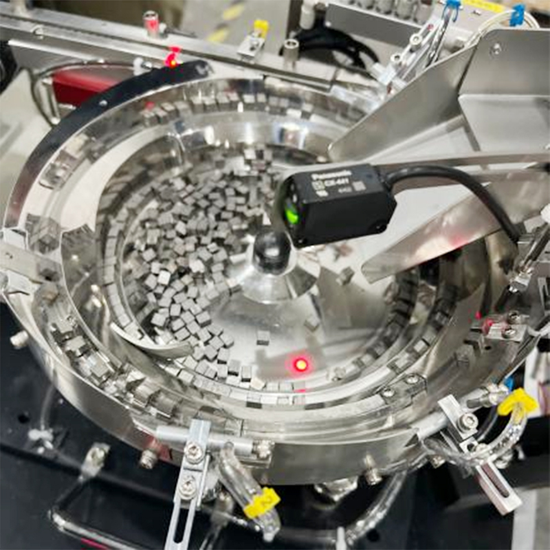 How do the gas source and vacuum system of chip inductor plate placing machine affect the quality of chip placement?